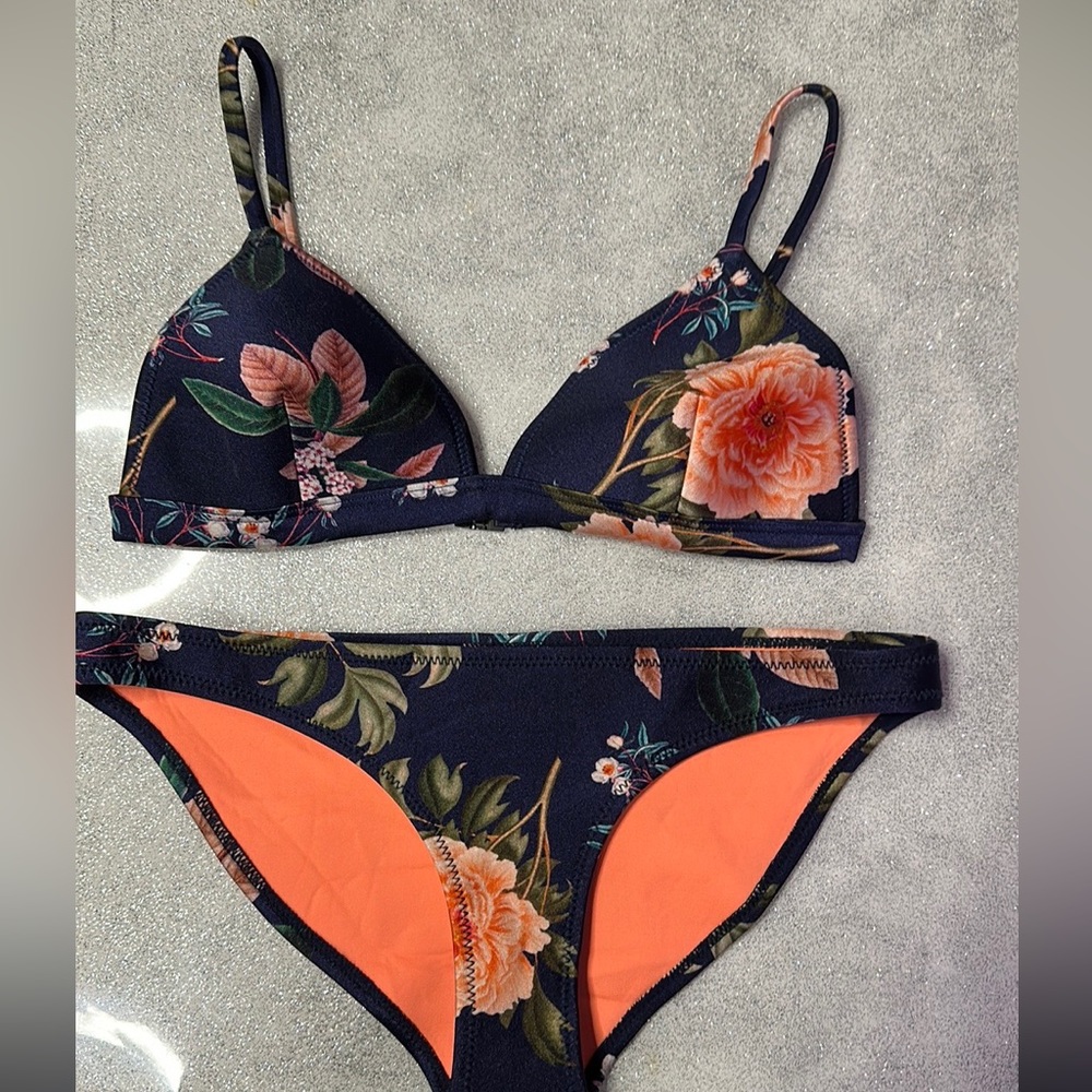 Triangl neoprene suit. Floral print.